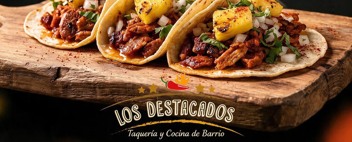 Tacos de Los Destacados con salsas y cebolla