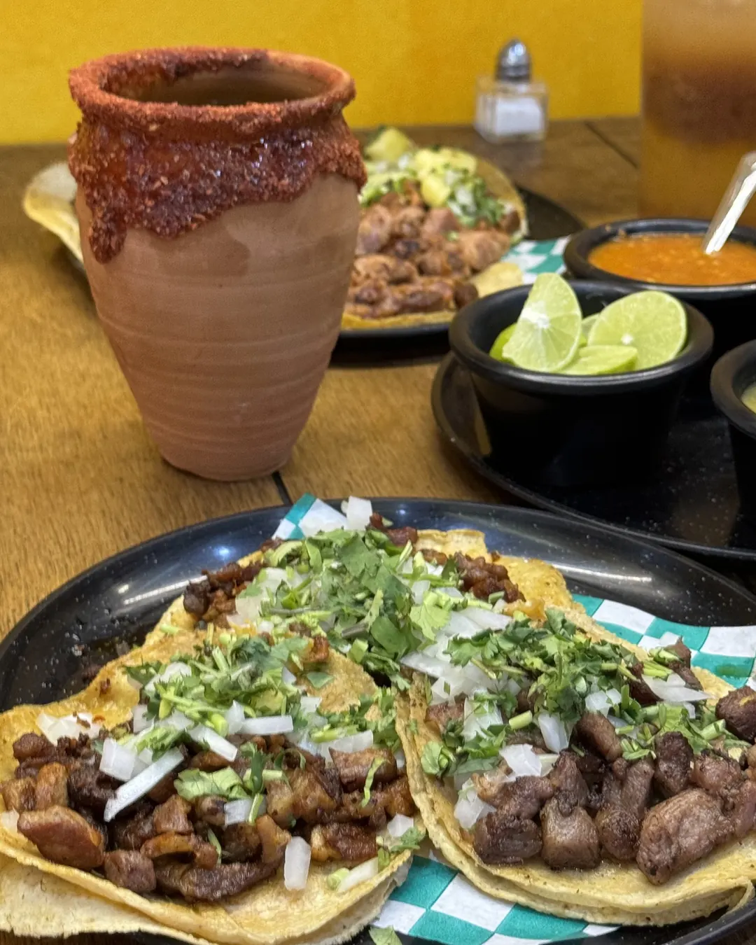 Tacos con cebolla y cilantro, salsas y agua fresca en Los Destacados Danubio