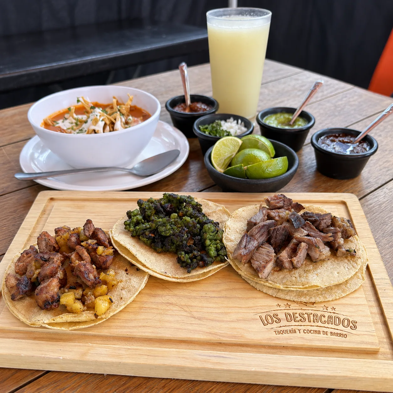 Tres tacos de cortes clásicos, sopa del día y agua fresca del Taco Corrido