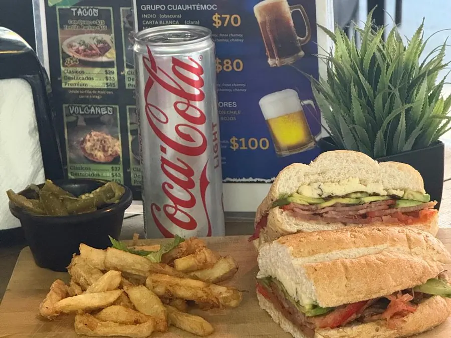 Tortrío de Los Destacados: torta, papas y bebida