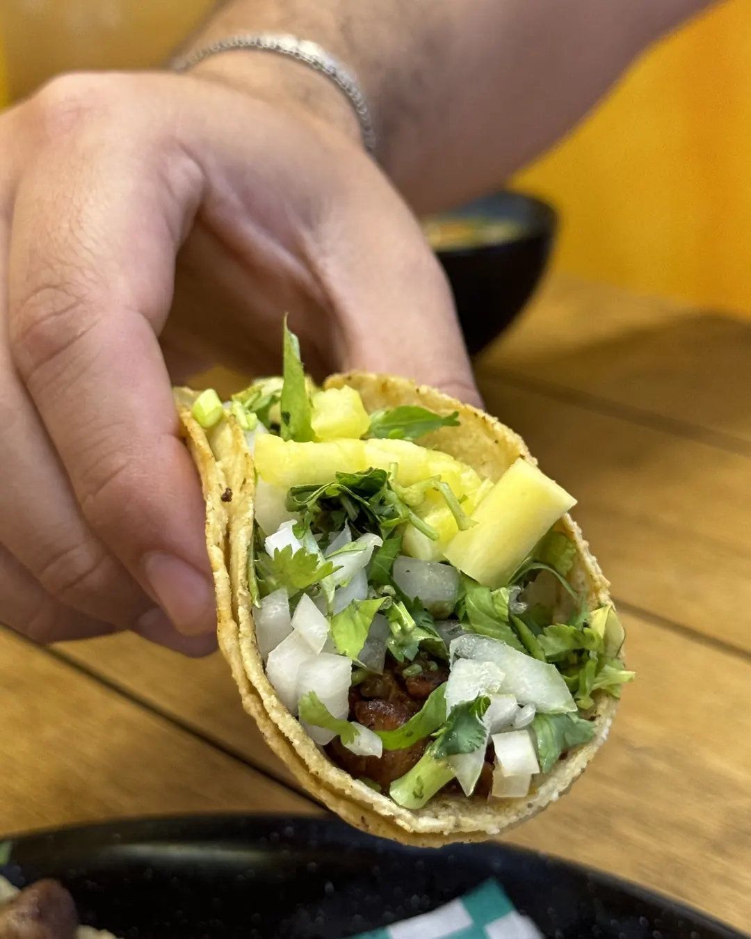 Taco al pastor con piña, cebolla y cilantro en Los Destacados Zona Rosa